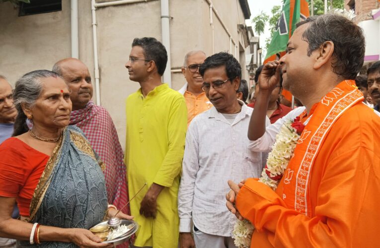 ভাতা মিললেও ভবিষ্যৎ অন্ধকার! নবদ্বীপে —বিজেপি প্রার্থীকে কাছে পেয়ে সরব স্থানীয়রা”